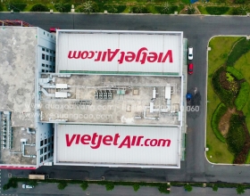 Vẽ logo VietJet lên mái tôn (Khu công nghệ cao quận 9, TP. HCM)